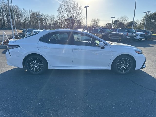 Used 2022 Toyota Camry SE image 3