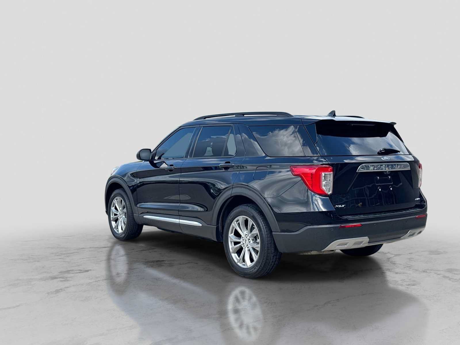 Used 2022 Ford Explorer XLT w/ Equipment Group 202A AWD/4WD image 4