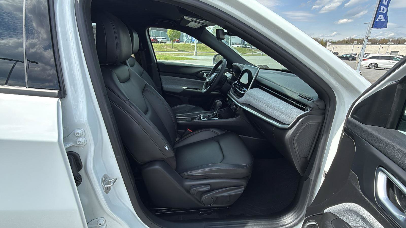 Used 2024 Jeep Compass Latitude AWD/4WD image 17