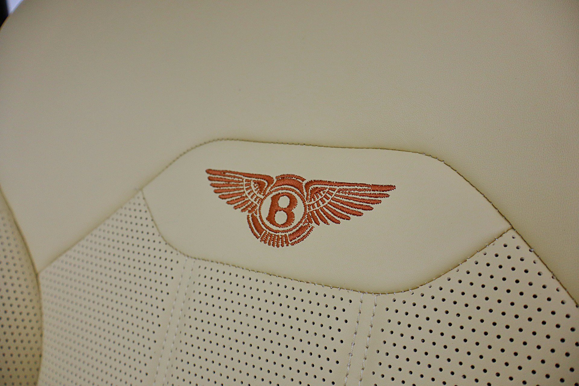 Certified 2023 Bentley Bentayga AWD/4WD image 35