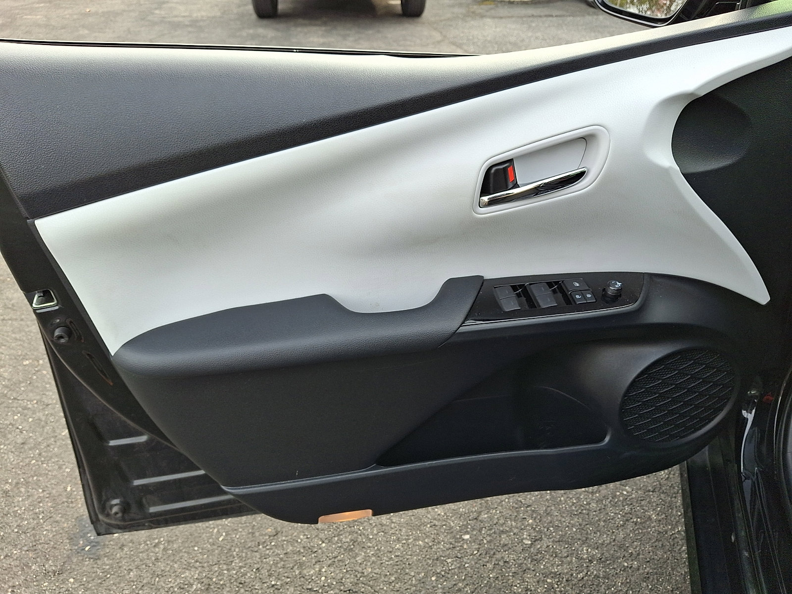 Used 2019 Toyota Prius LE image 13