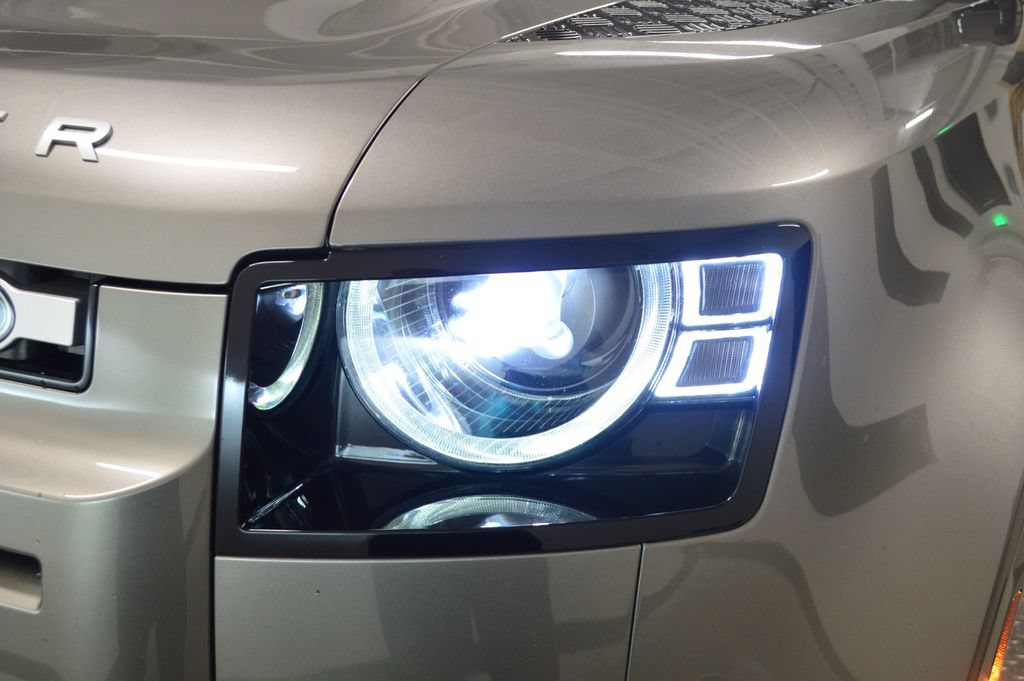 Used 2022 Land Rover Defender 110 XS Edition AWD/4WD image 11
