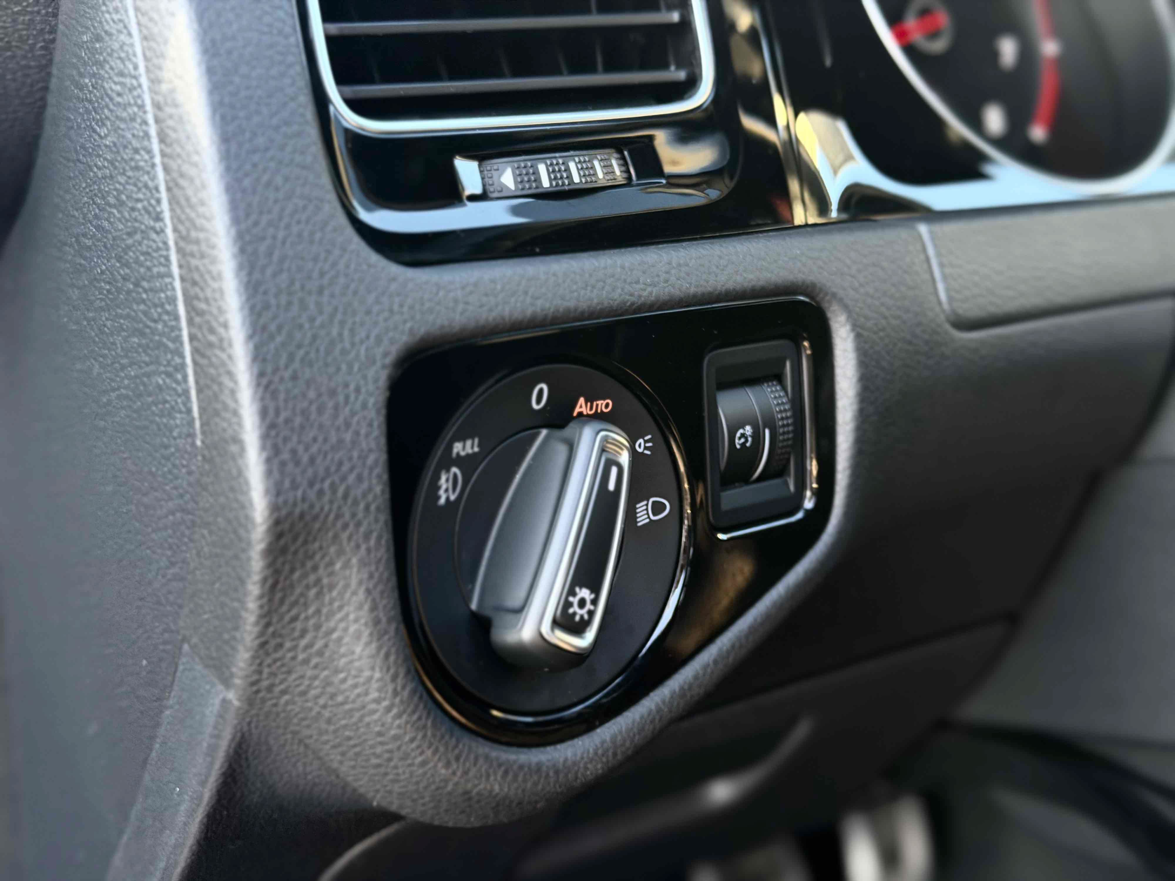 Used 2018 Volkswagen GTI S FWD image 27