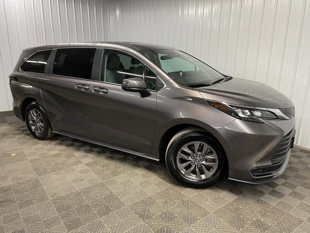 Used 2024 Toyota Sienna LE image 1