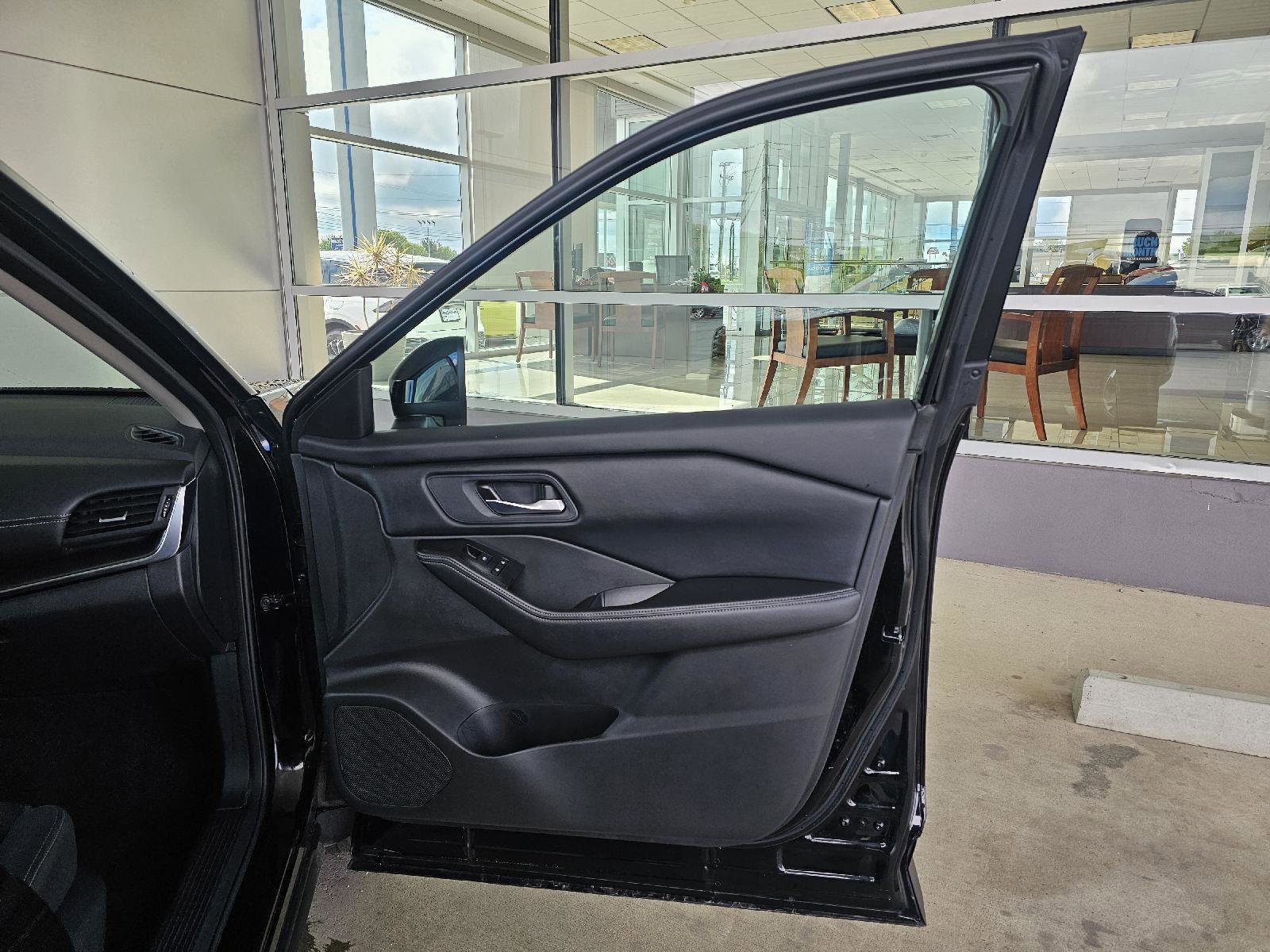 Used 2024 Nissan Rogue SV FWD image 11
