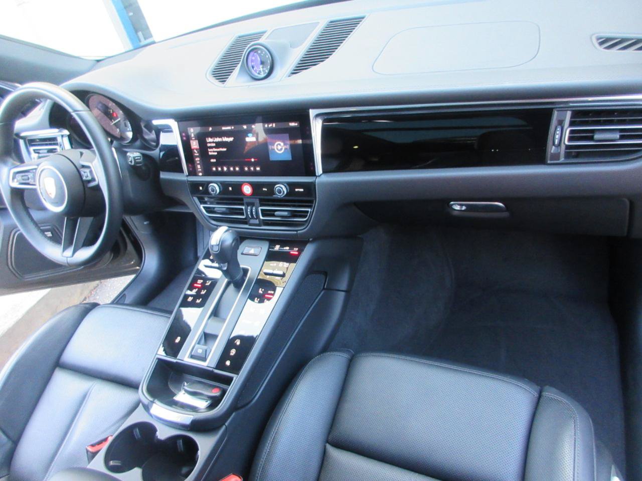 Used 2025 Porsche Macan w/ Premium Package Plus AWD/4WD image 31