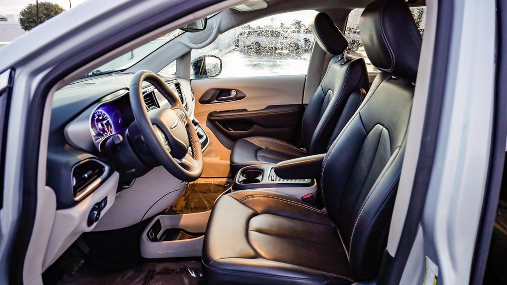 Certified 2024 Chrysler Pacifica Touring-L image 21