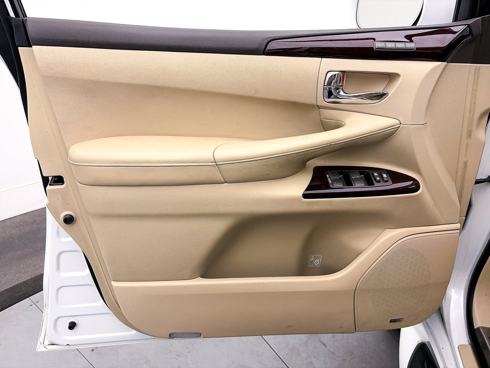 Used 2013 Lexus LX 570 4WD w/ Luxury Pkg w/Pre-crash image 14