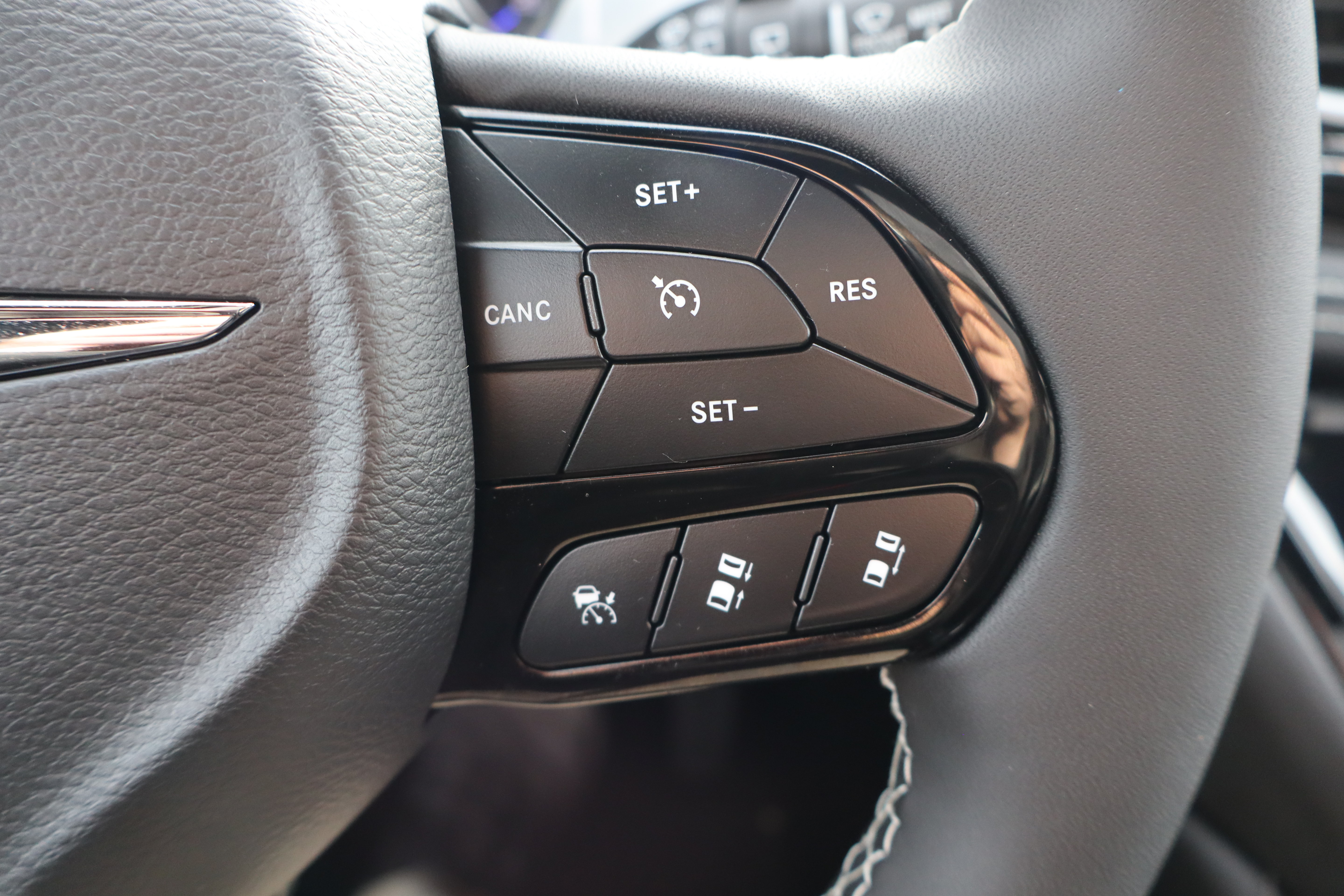 Used 2025 Chrysler Pacifica Limited FWD image 18