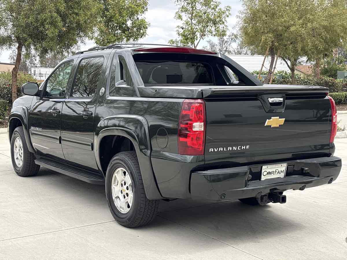 Used 2013 Chevrolet Avalanche LS AWD/4WD image 4
