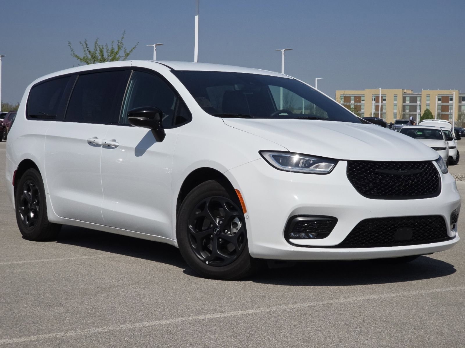 Used 2024 Chrysler Pacifica Limited FWD image 2