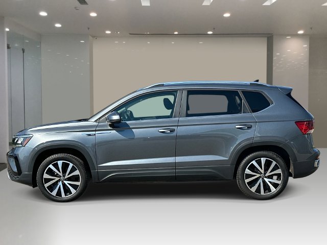 Used 2022 Volkswagen Taos SE w/ Panoramic Sunroof Package FWD image 3