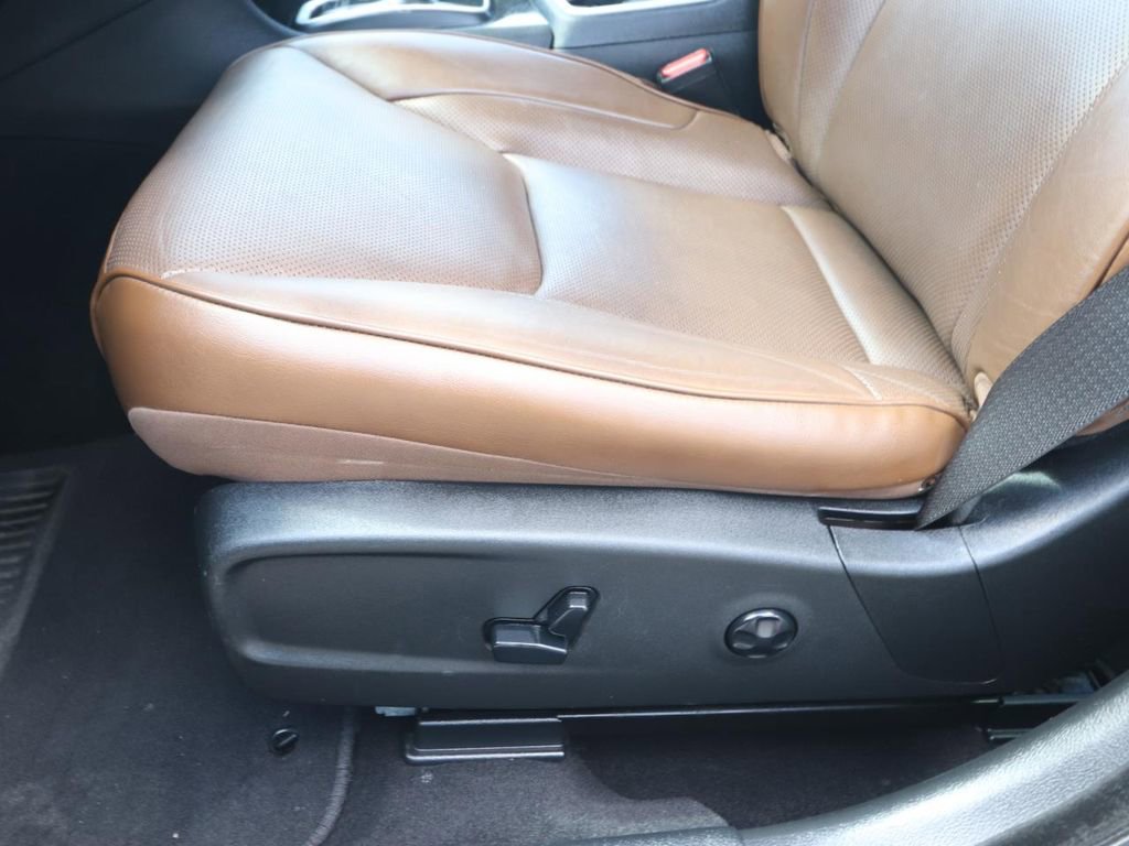 Used 2019 Chrysler 300 Limited RWD image 16