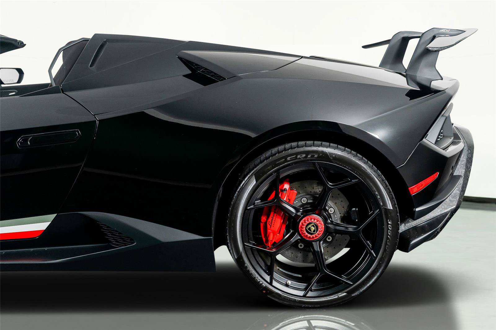 Used 2018 Lamborghini Huracan Performante AWD/4WD image 18