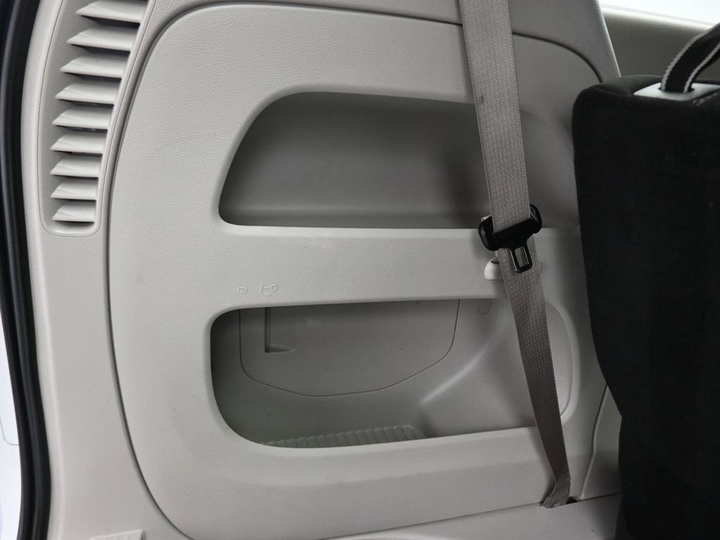 Used 2023 Chrysler Voyager LX image 59