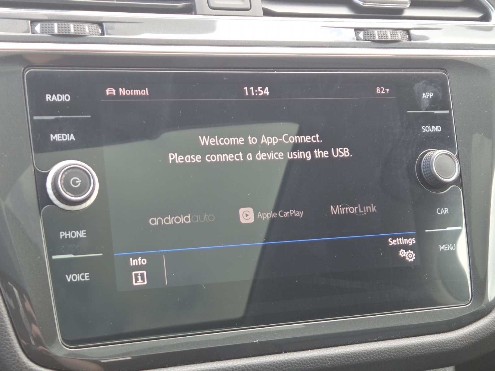 Used 2019 Volkswagen Tiguan SE w/ Panoramic Sunroof Package AWD/4WD image 4