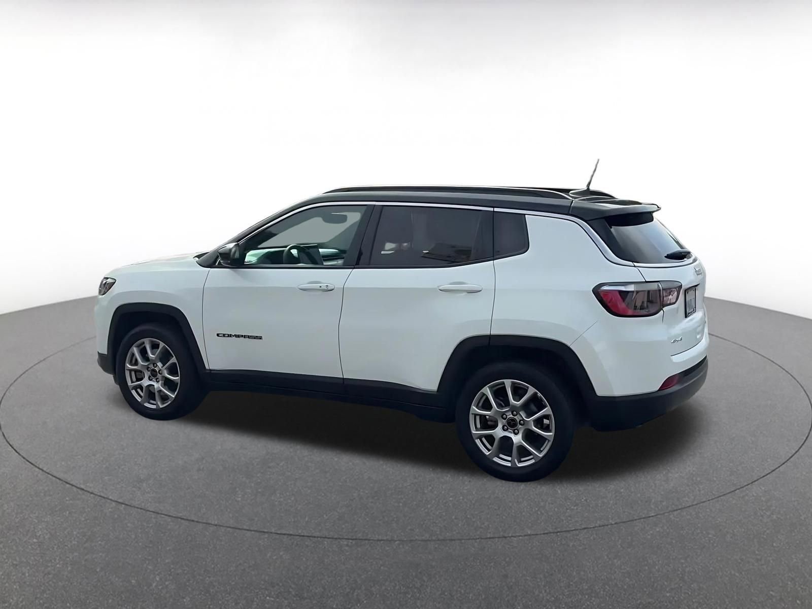 Used 2025 Jeep Compass Limited AWD/4WD image 10