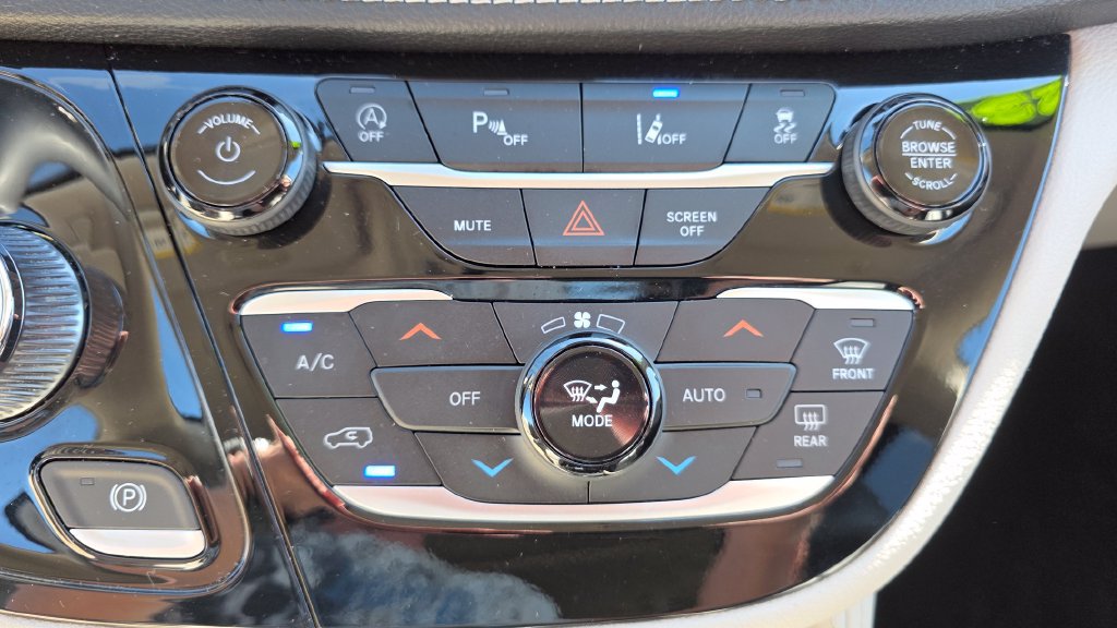 Used 2023 Chrysler Pacifica Limited FWD image 35