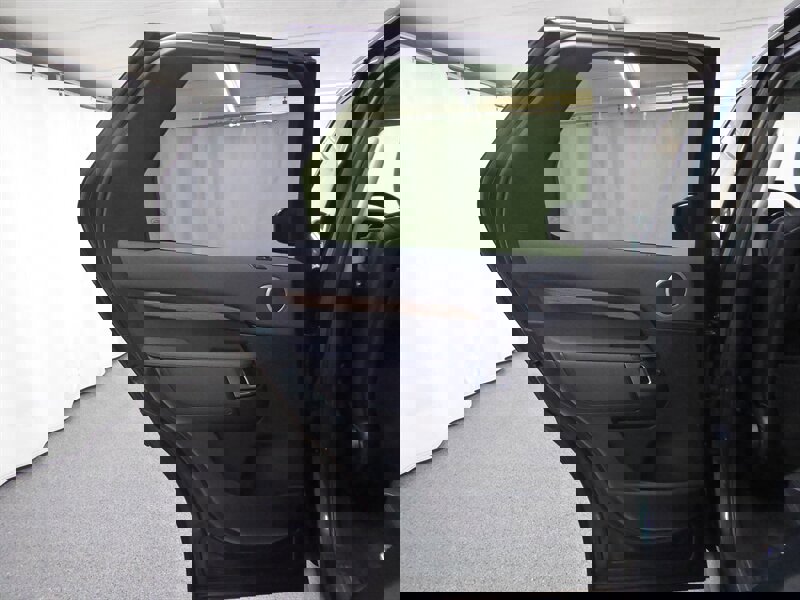 Used 2017 Land Rover Discovery HSE image 30