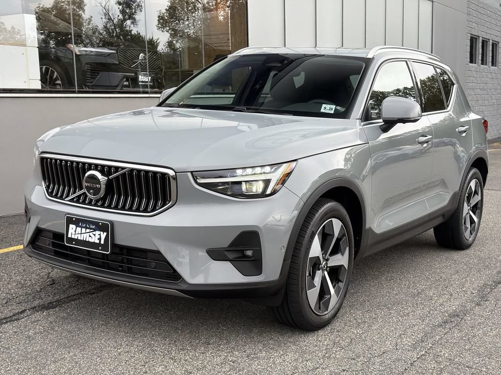 Certified 2024 Volvo XC40 B5 Plus w/ Climate Package AWD/4WD image 1