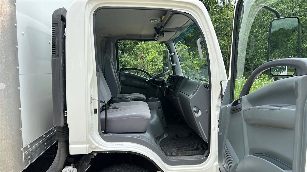 Used 2018 Isuzu NPR RWD image 41