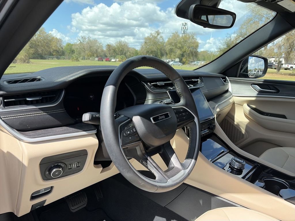 Used 2023 Jeep Grand Cherokee Limited image 16