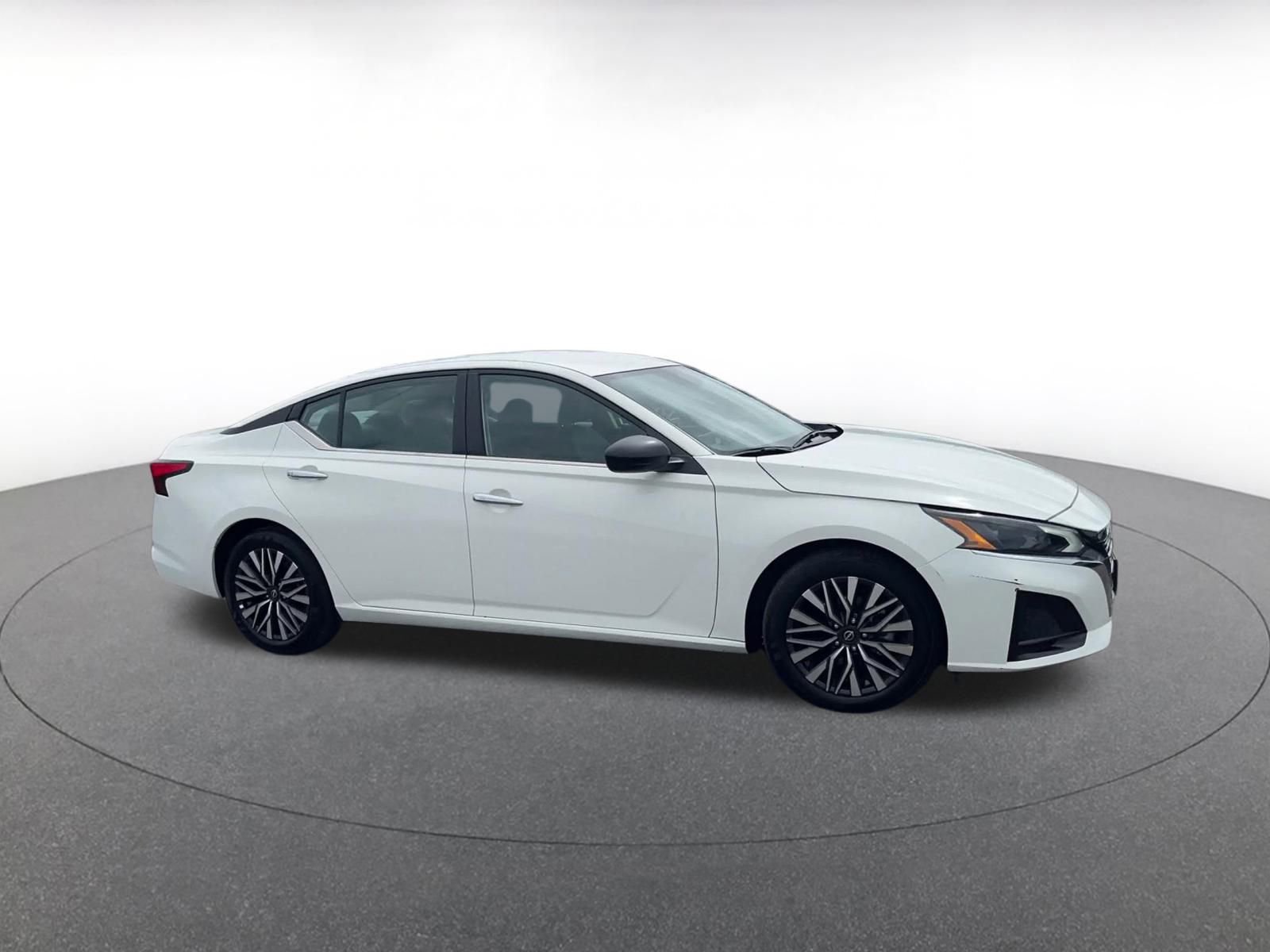 Used 2025 Nissan Altima 2.5 SV image 2