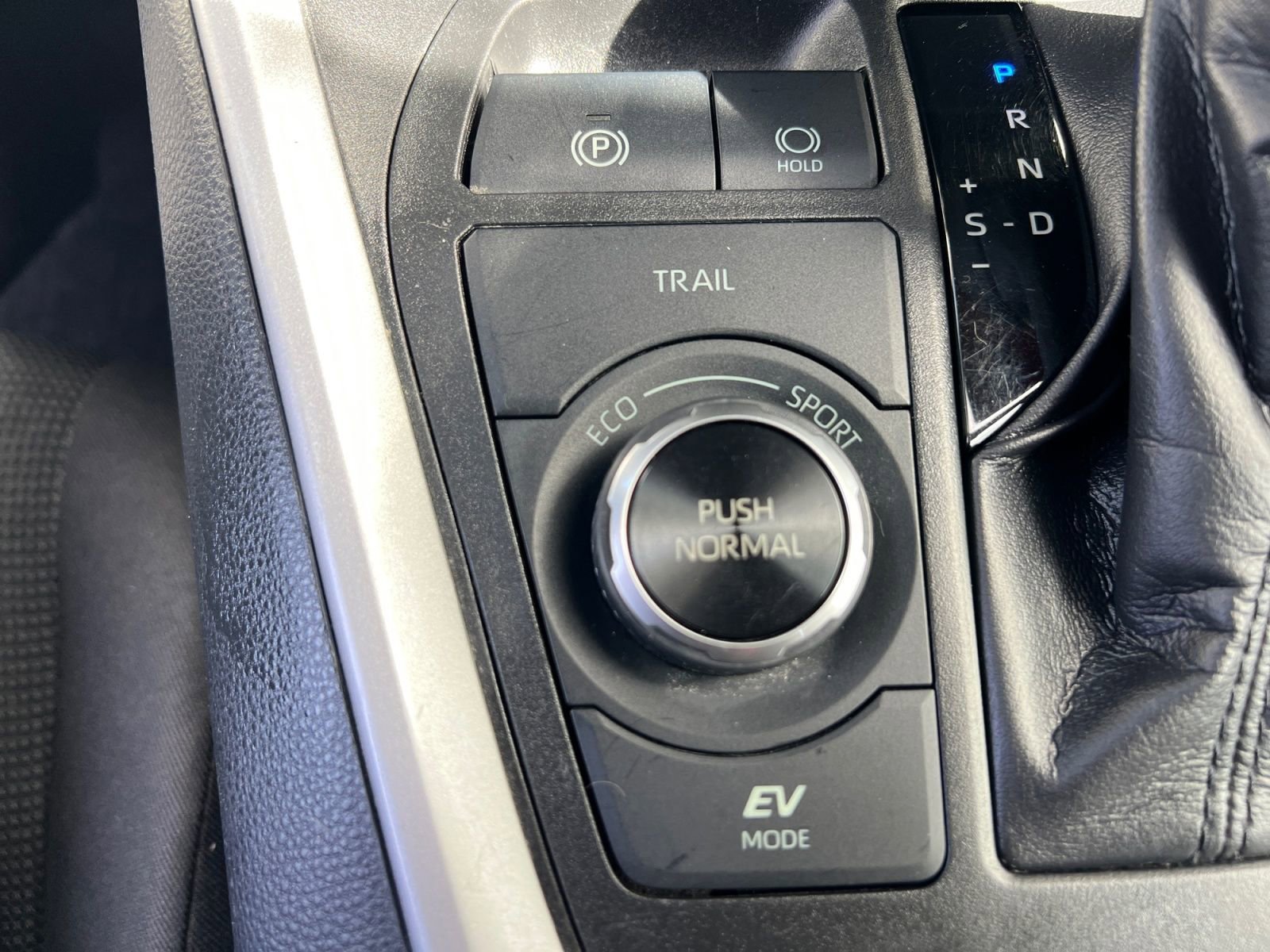 Used 2019 Toyota RAV4 LE w/ Carpet Mat Package image 23