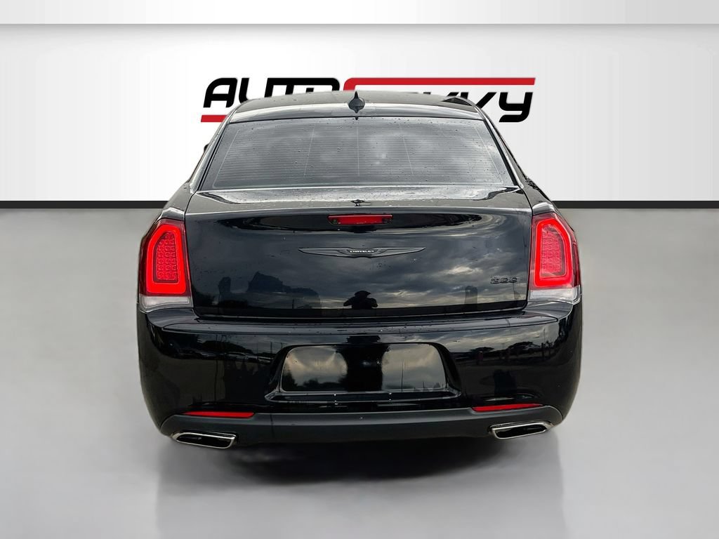 Used 2022 Chrysler 300 Touring w/ Sport Appearance Package RWD image 6