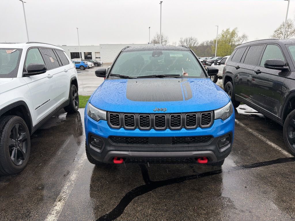 Used 2025 Jeep Compass Trailhawk w/ Trailhawk Elite Group image 2