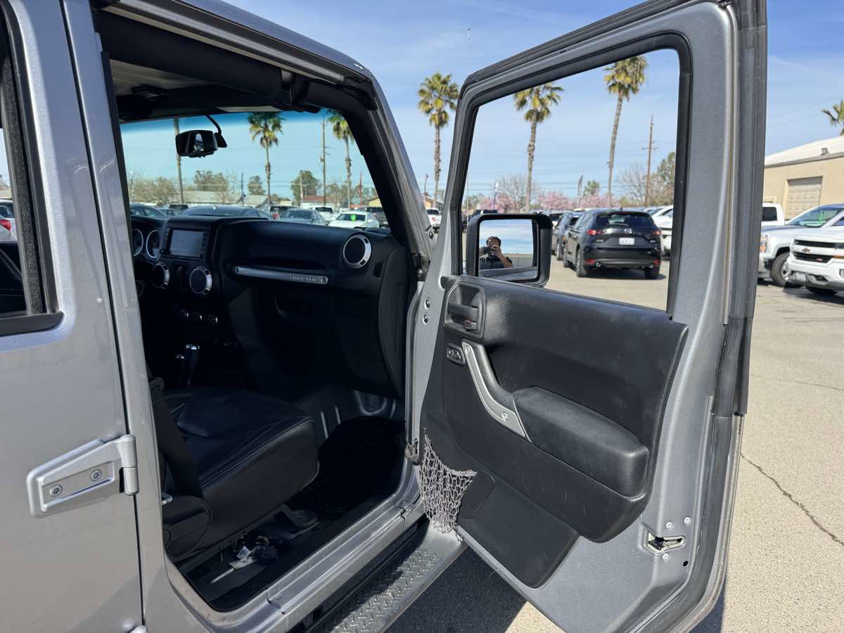 Used 2016 Jeep Wrangler Unlimited Sahara w/ Connectivity Group image 14