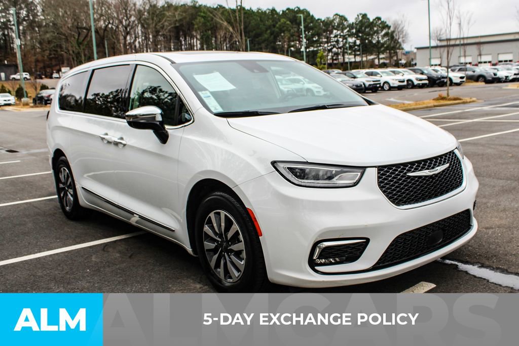 Used 2023 Chrysler Pacifica Limited image 4