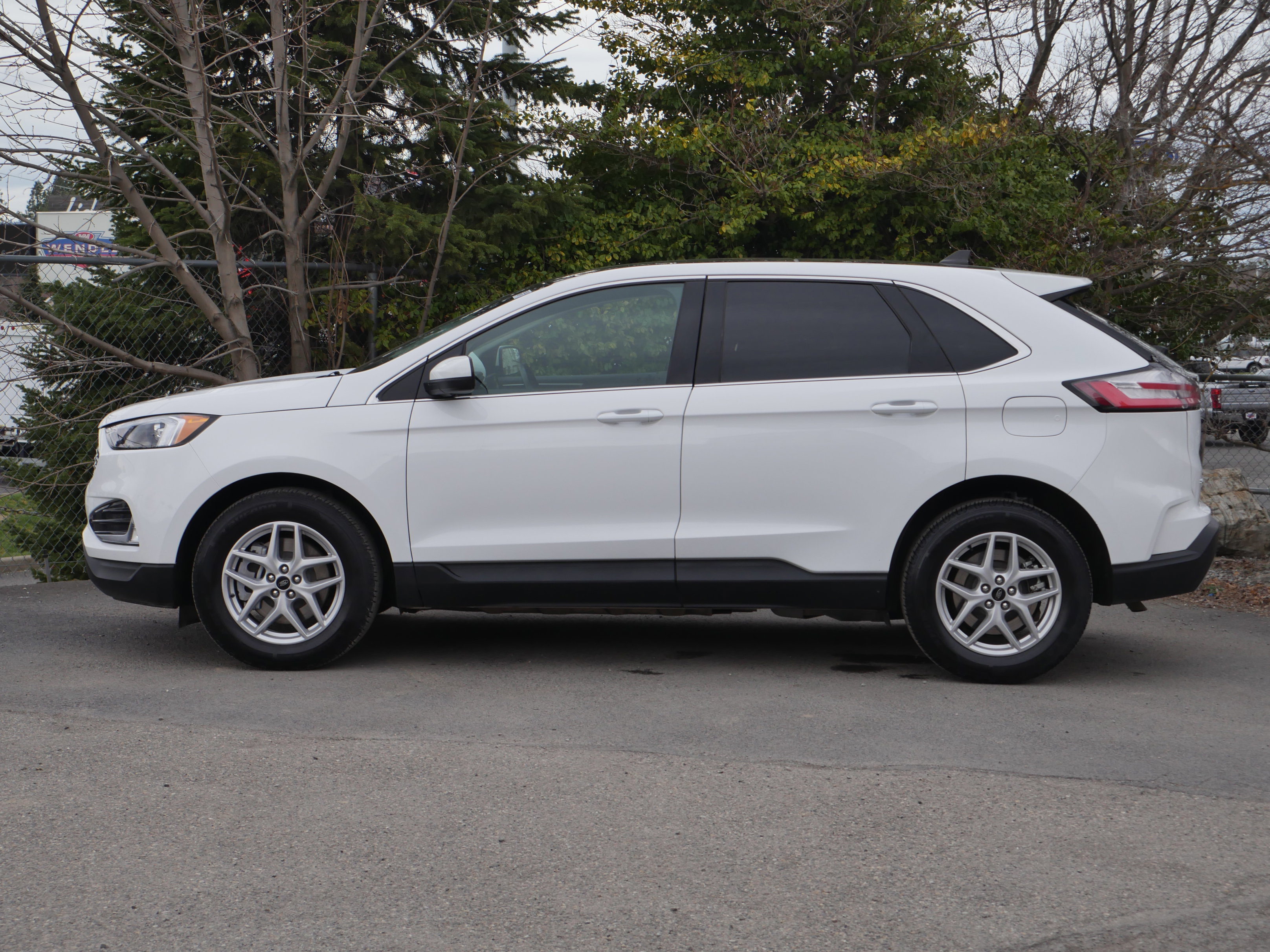 Used 2024 Ford Edge SEL w/ Convenience Package image 3