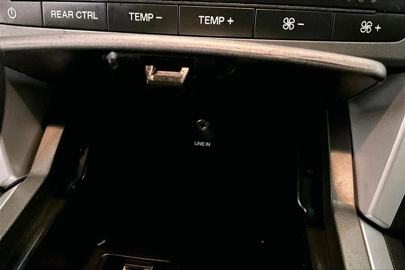 Used 2013 Ford Explorer 4WD w/ Class III Trailer Tow Pkg image 32