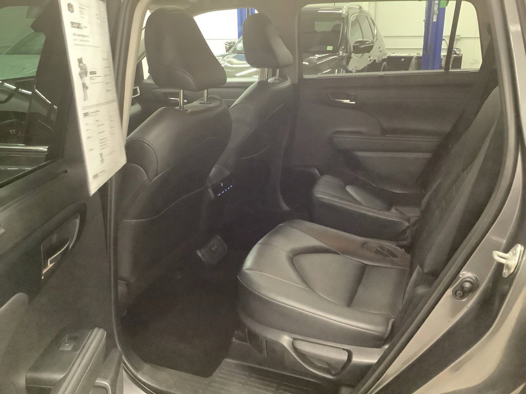 Used 2022 Toyota Highlander XLE AWD/4WD image 15