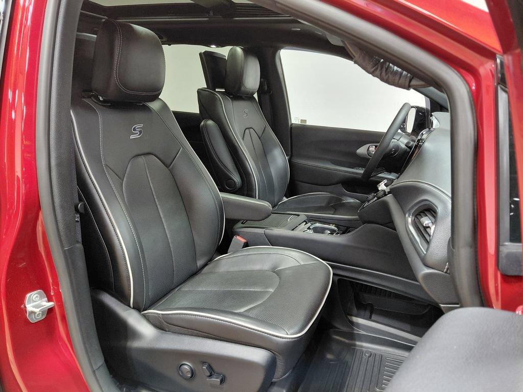 Used 2025 Chrysler Pacifica Limited w/ Uconnect Theater Family Group AWD/4WD image 42