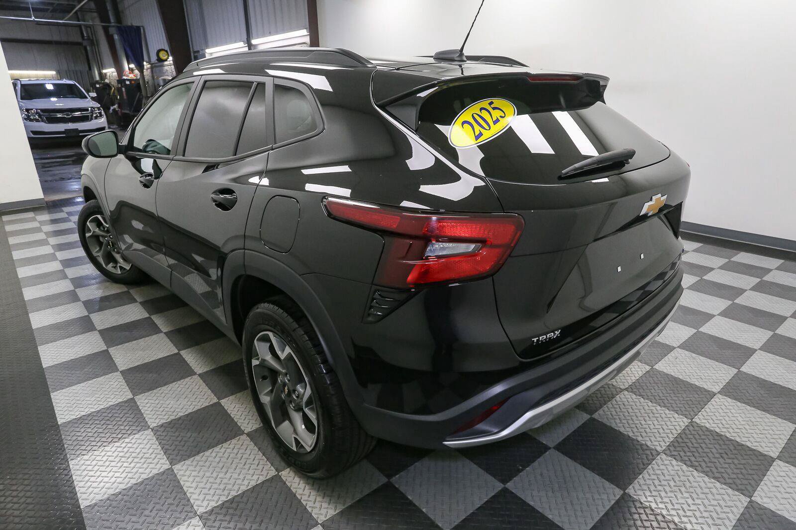Used 2025 Chevrolet Trax LT FWD image 9