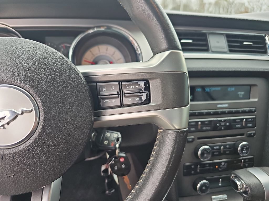 Used 2010 Ford Mustang Convertible image 19