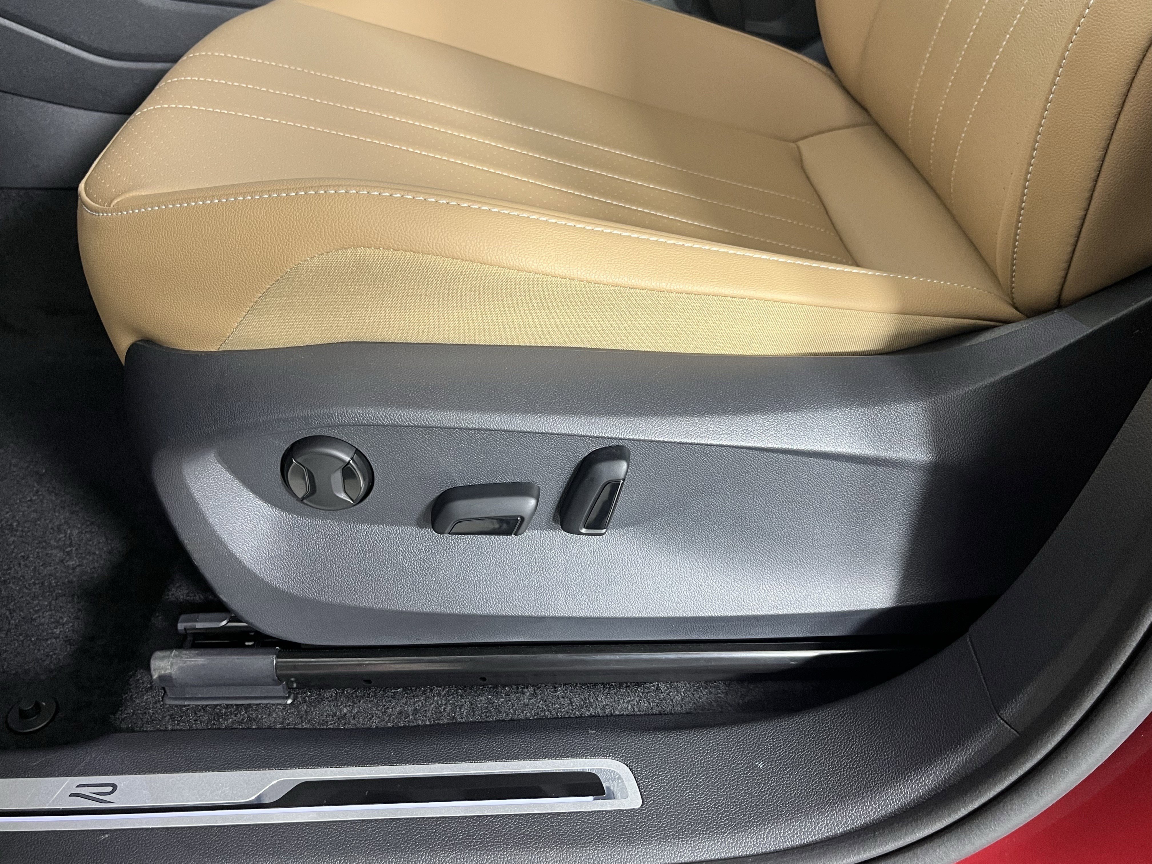 Certified 2024 Volkswagen Tiguan SE R-Line image 20