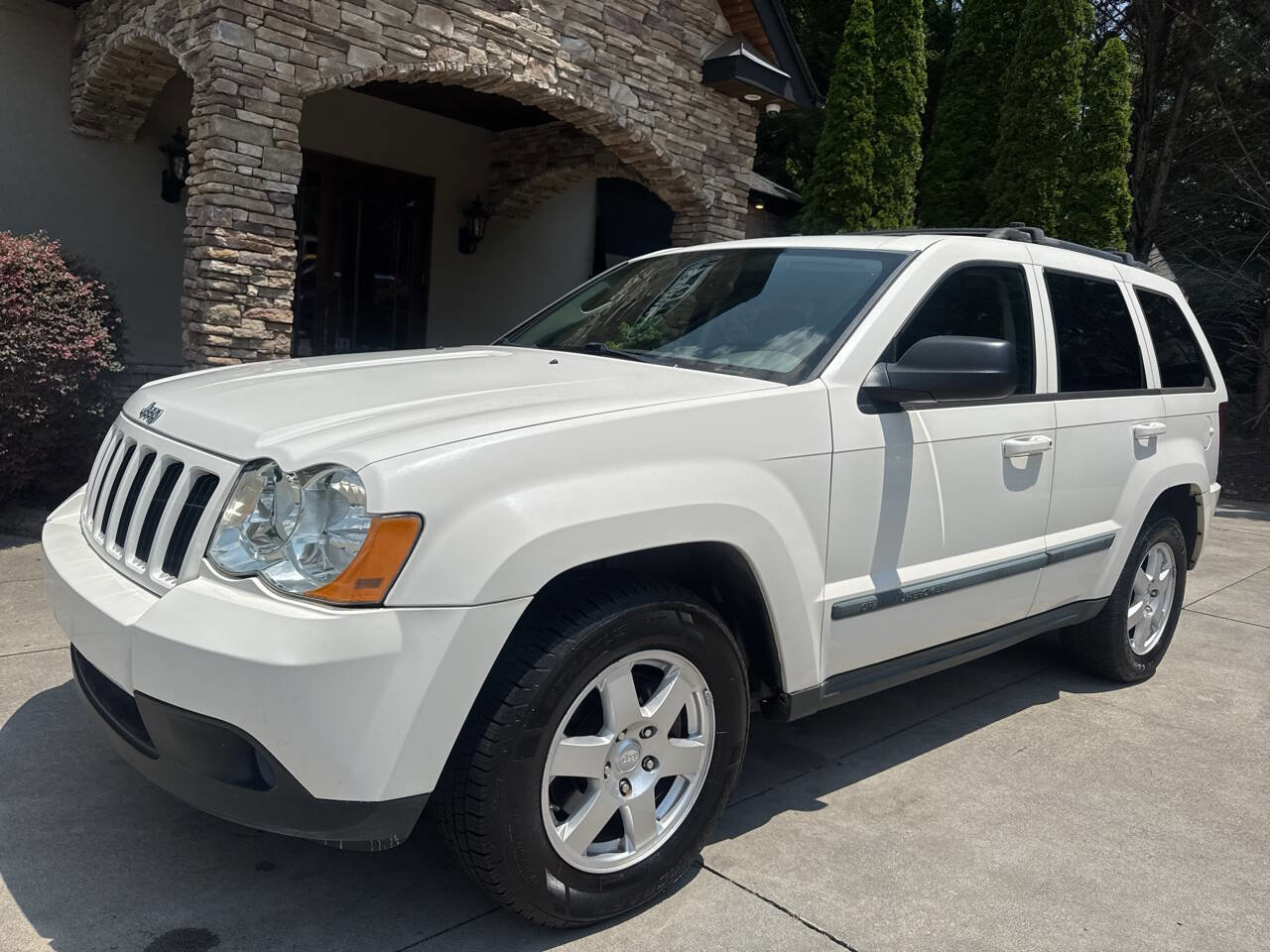Used 2009 Jeep Grand Cherokee Laredo image 2