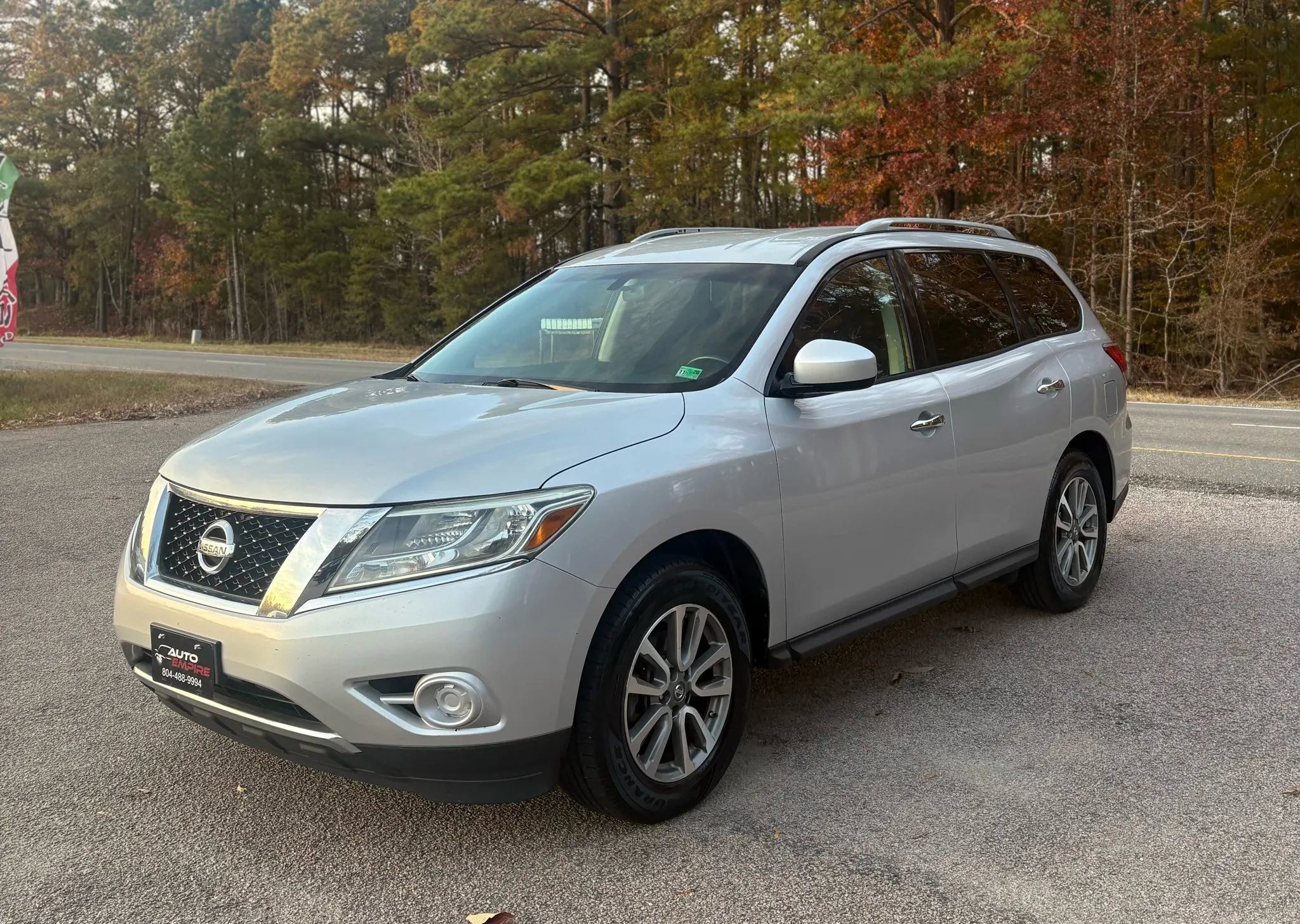 Used 2013 Nissan Pathfinder SV image 2