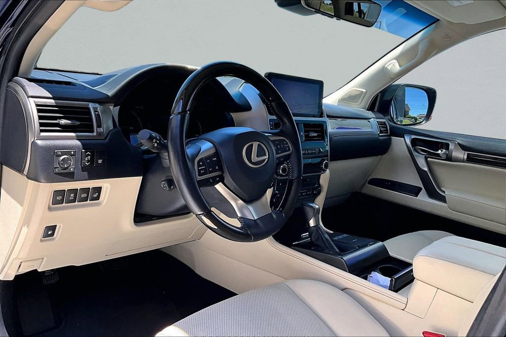Used 2023 Lexus GX 460 Premium w/ Accessory Package AWD/4WD image 17