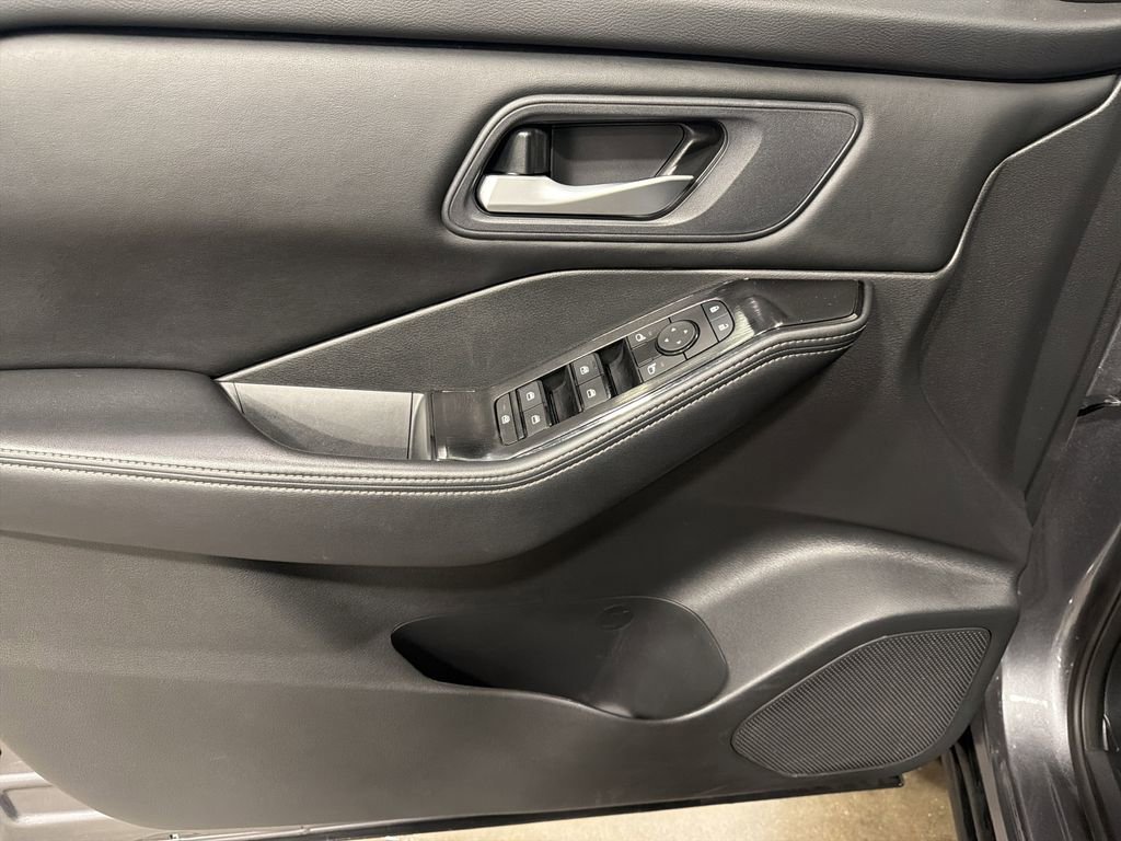 Used 2024 Nissan Rogue SV image 13