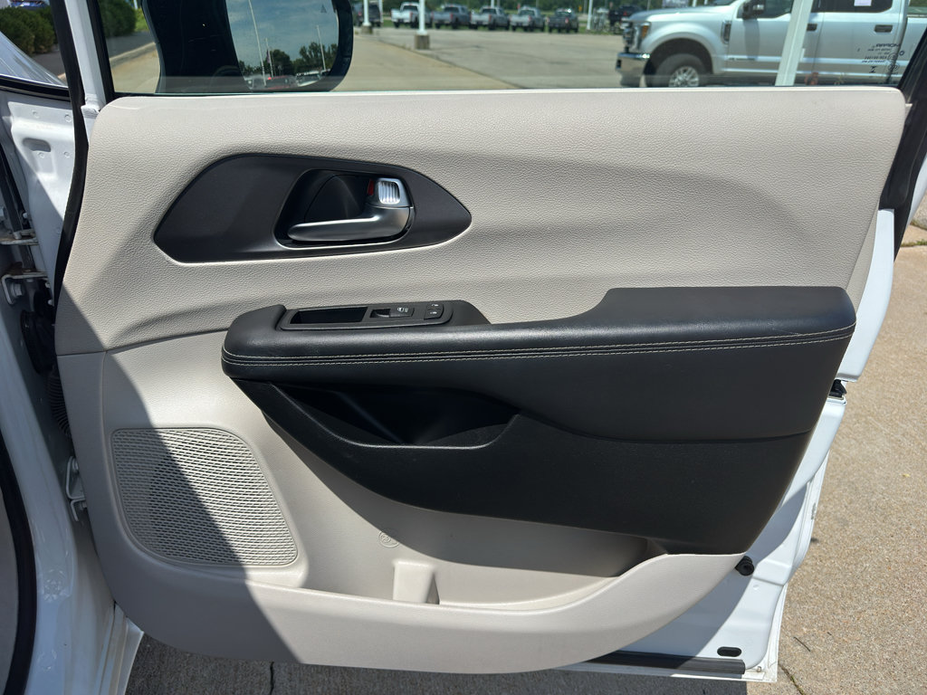 Used 2024 Chrysler Pacifica Touring-L FWD image 27