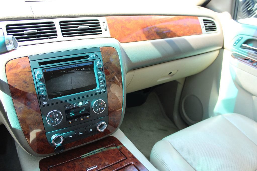 Used 2011 Chevrolet Suburban LTZ RWD image 42