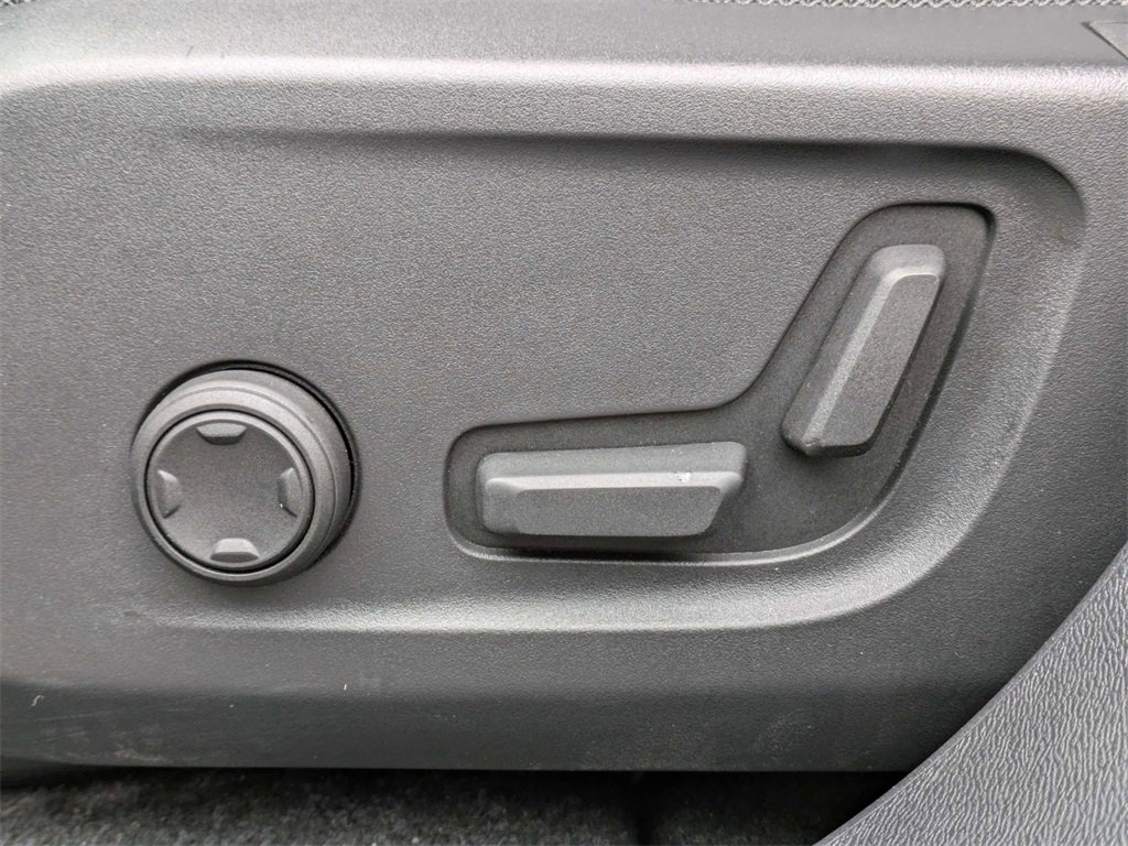 Used 2023 Volvo XC40 Recharge Core image 23