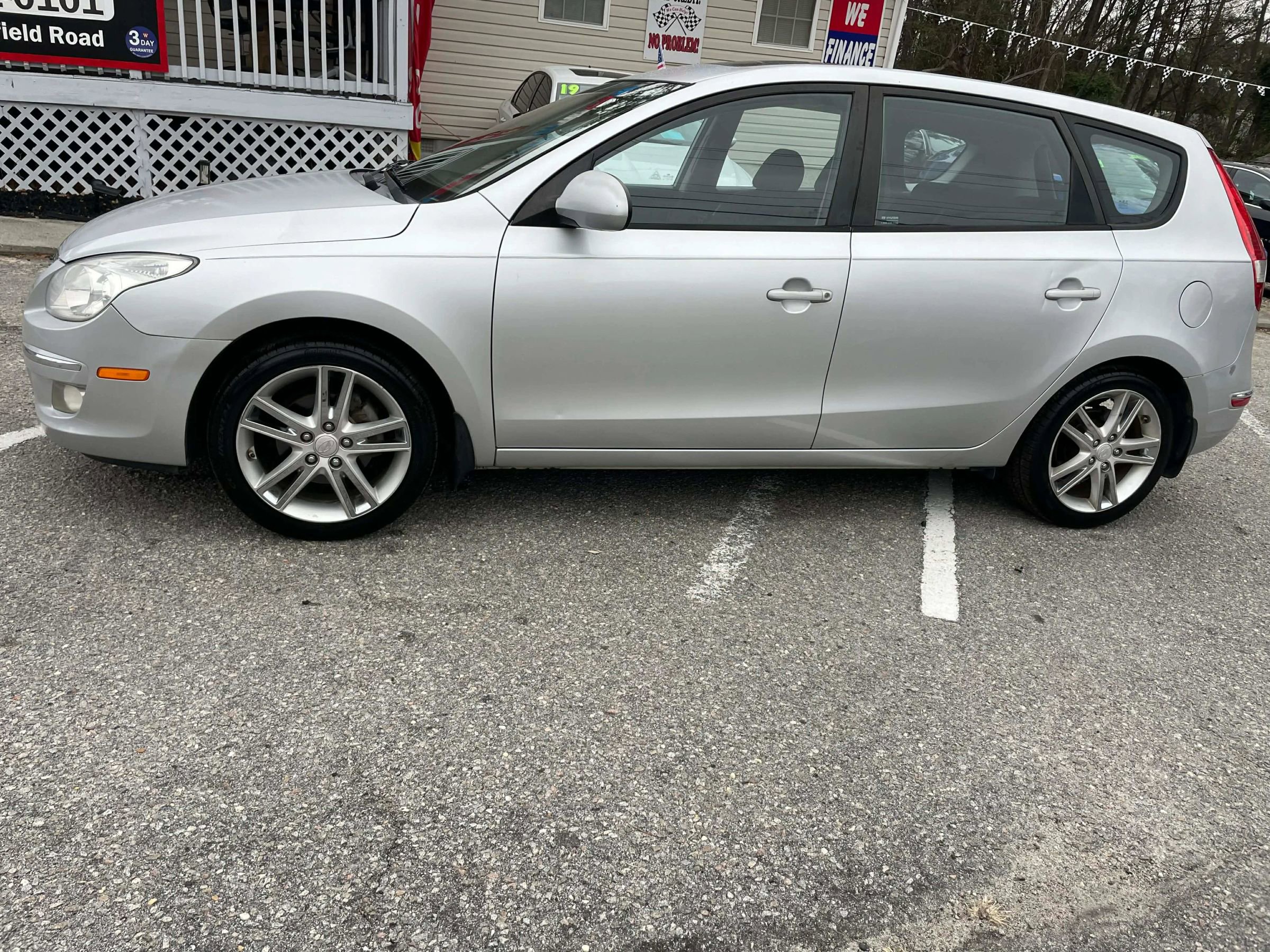 Used 2009 Hyundai Elantra w/ Premium-Sport Pkg 2 image 4