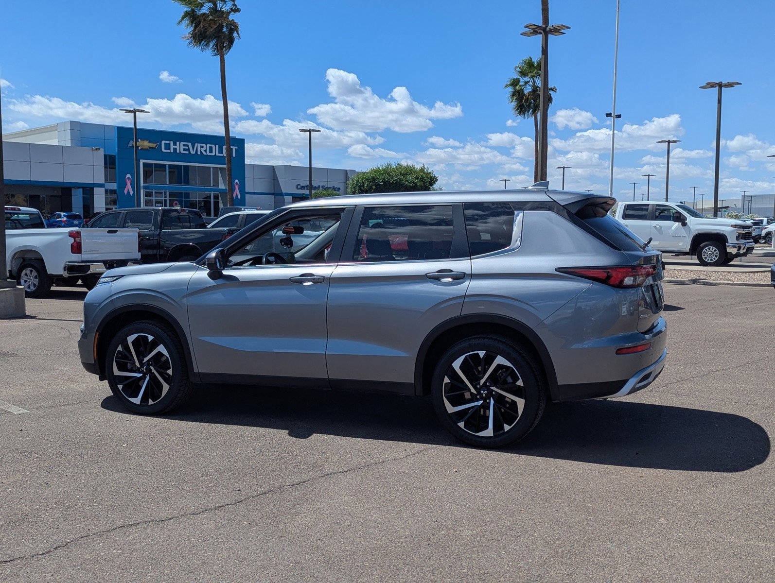 Used 2024 Mitsubishi Outlander SE AWD/4WD image 3