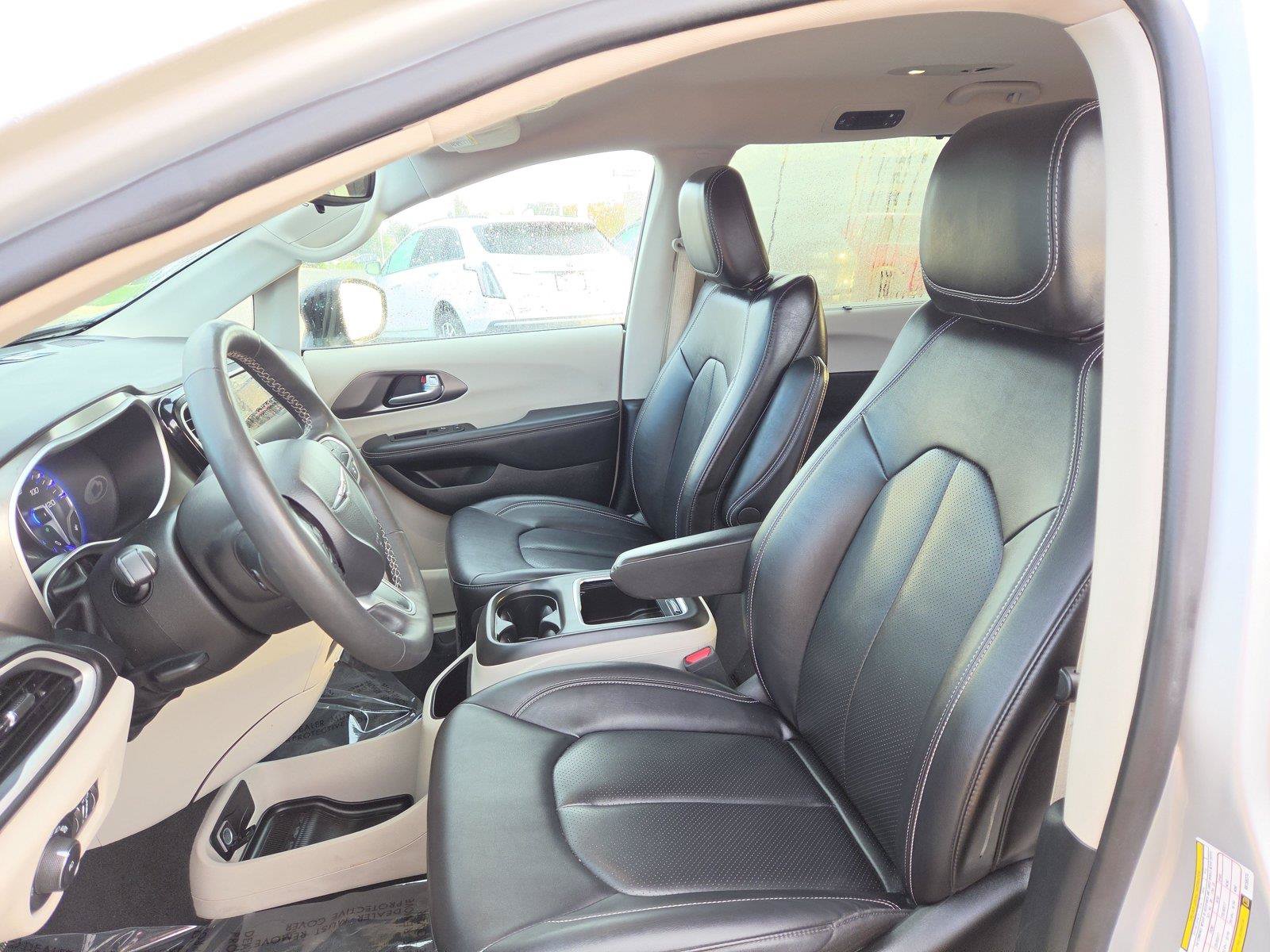 Used 2024 Chrysler Pacifica Touring-L FWD image 19