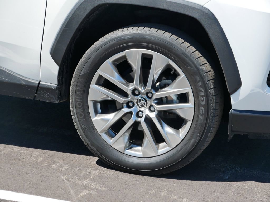Used 2021 Toyota RAV4 XLE Premium AWD/4WD image 4